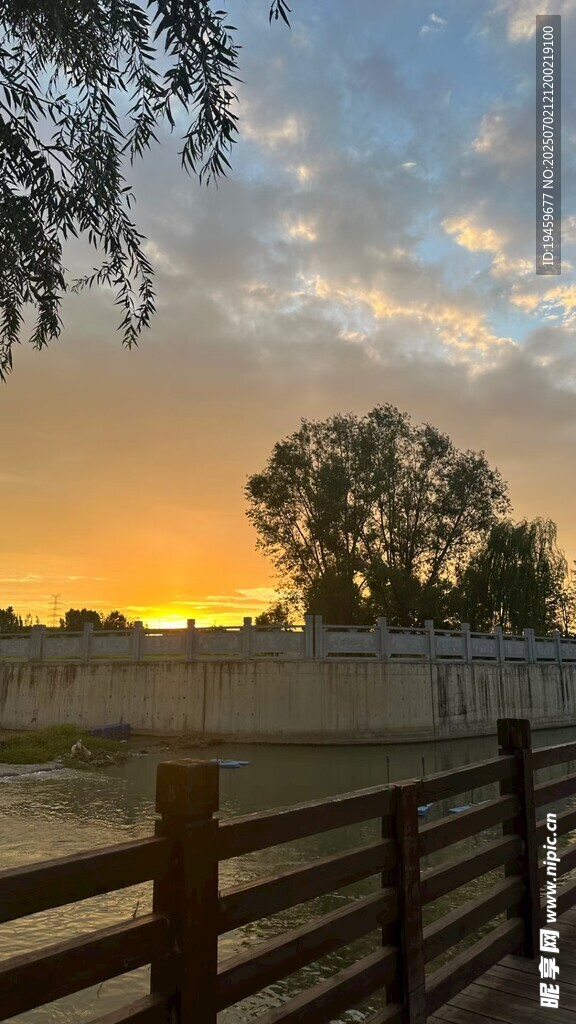 夕阳下的木栅栏田园景致