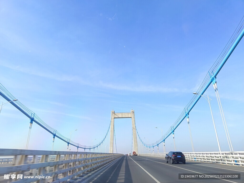 跨海大桥上的行驶车辆