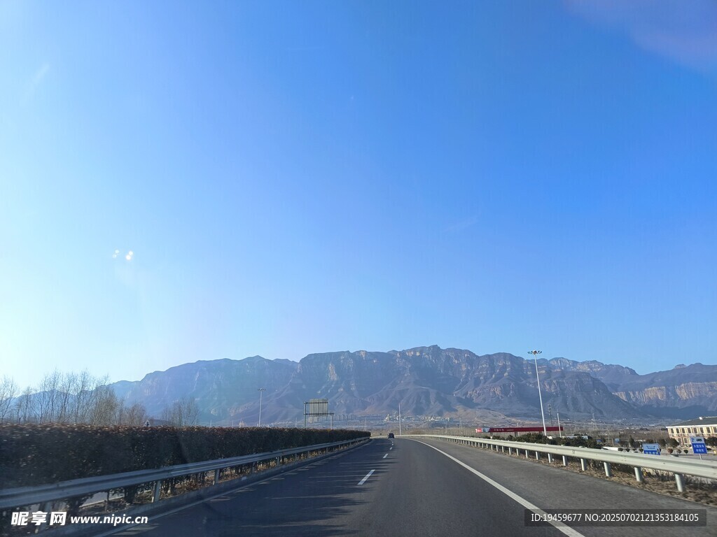 宽阔公路与远处山峦