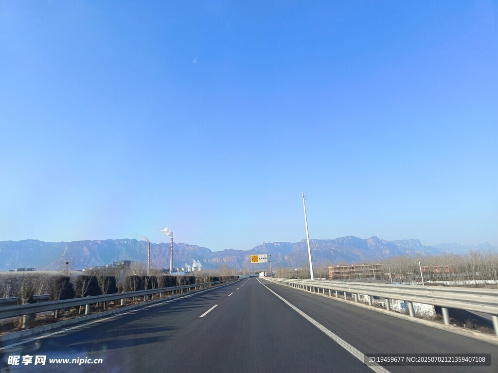 宽阔公路通向远方
