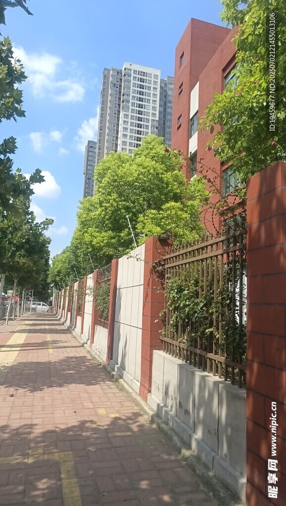 城市中静谧的红砖小巷
