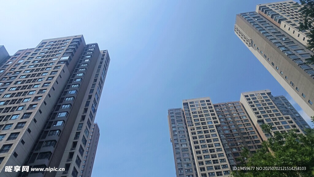仰视林立高楼