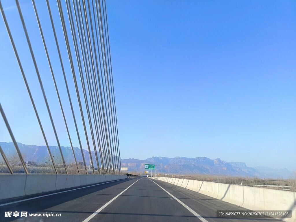 宽阔大桥上的开阔公路视野