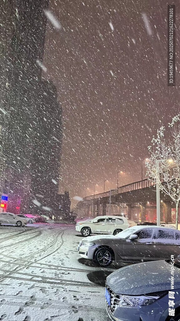 雪夜中的城市停车场景