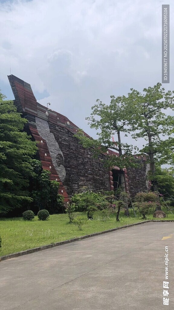 古老石建筑旁的开阔场地