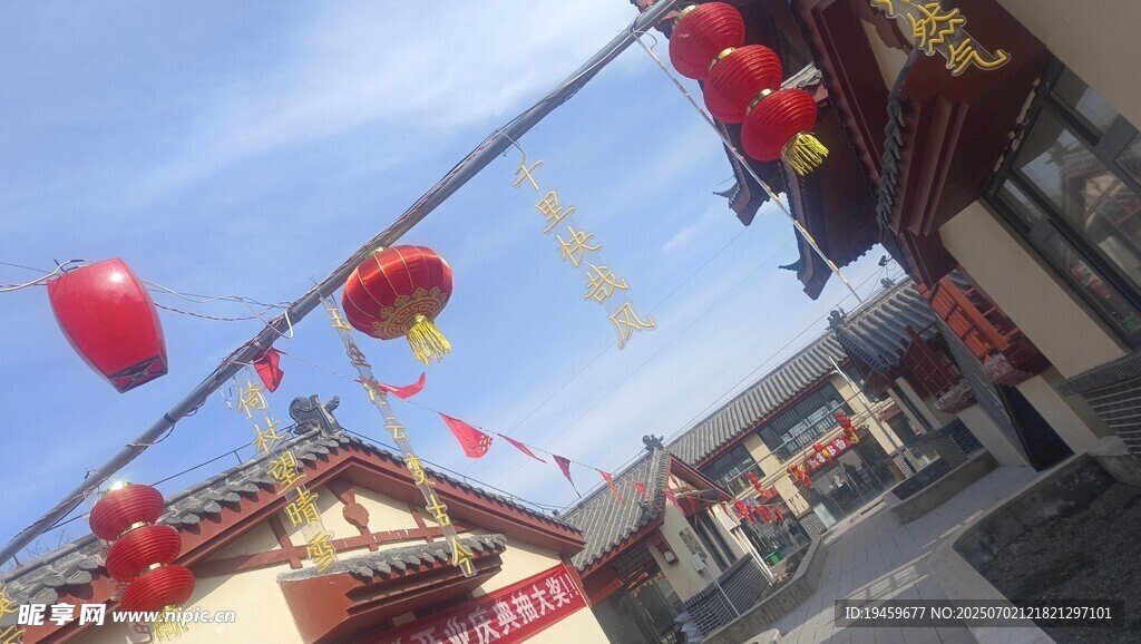 街道上的喜庆红灯笼