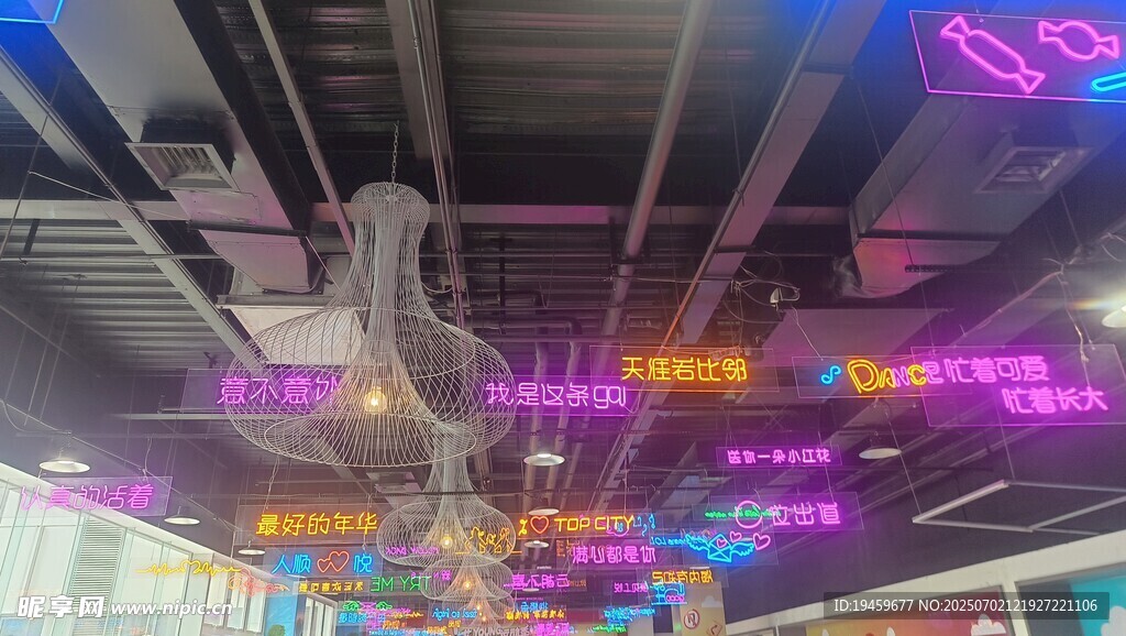 绚丽多彩的室内霓虹装饰