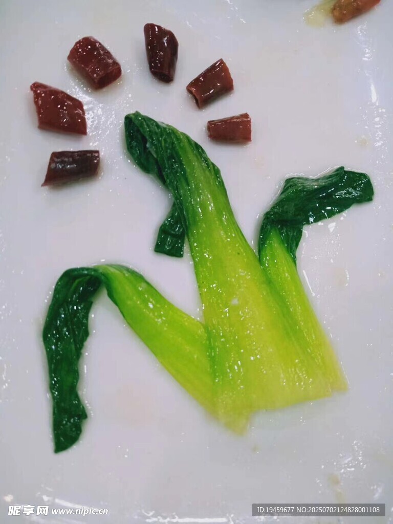 创意摆盘青菜与红色食材