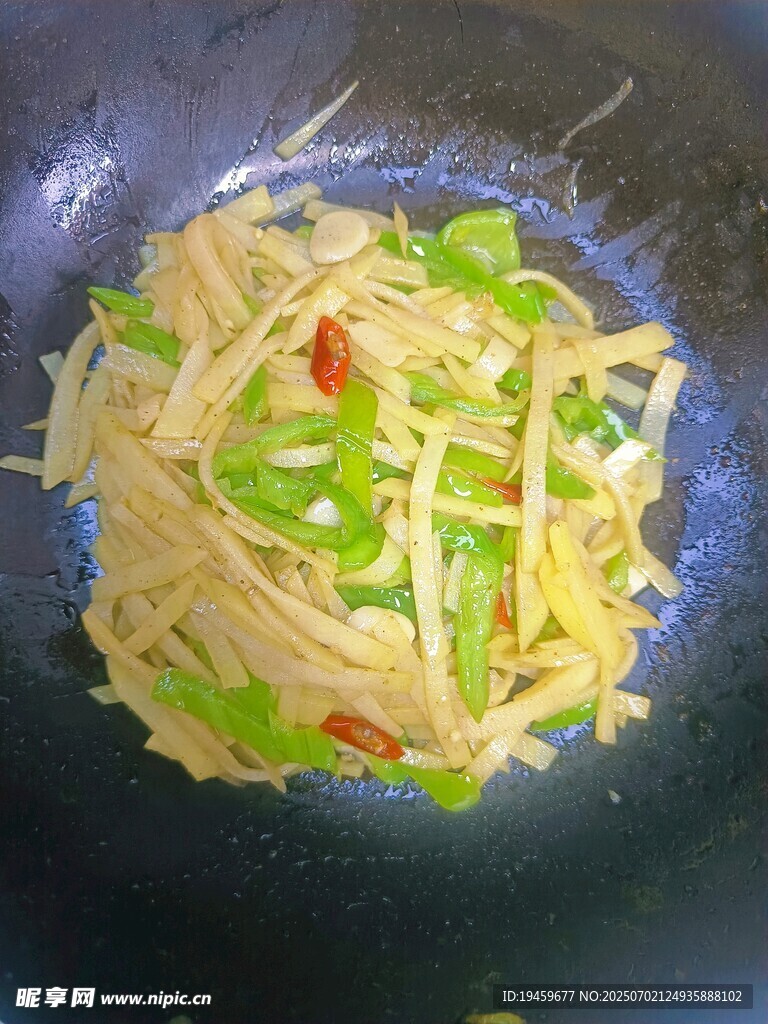 青椒土豆丝炒制中