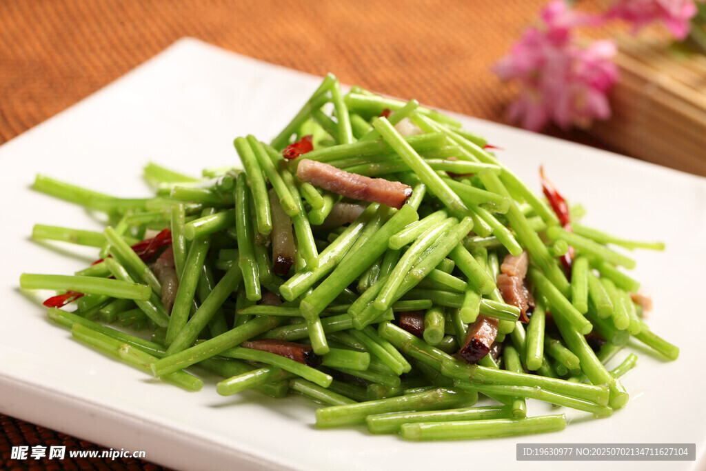 清炒蒜苔肉丝