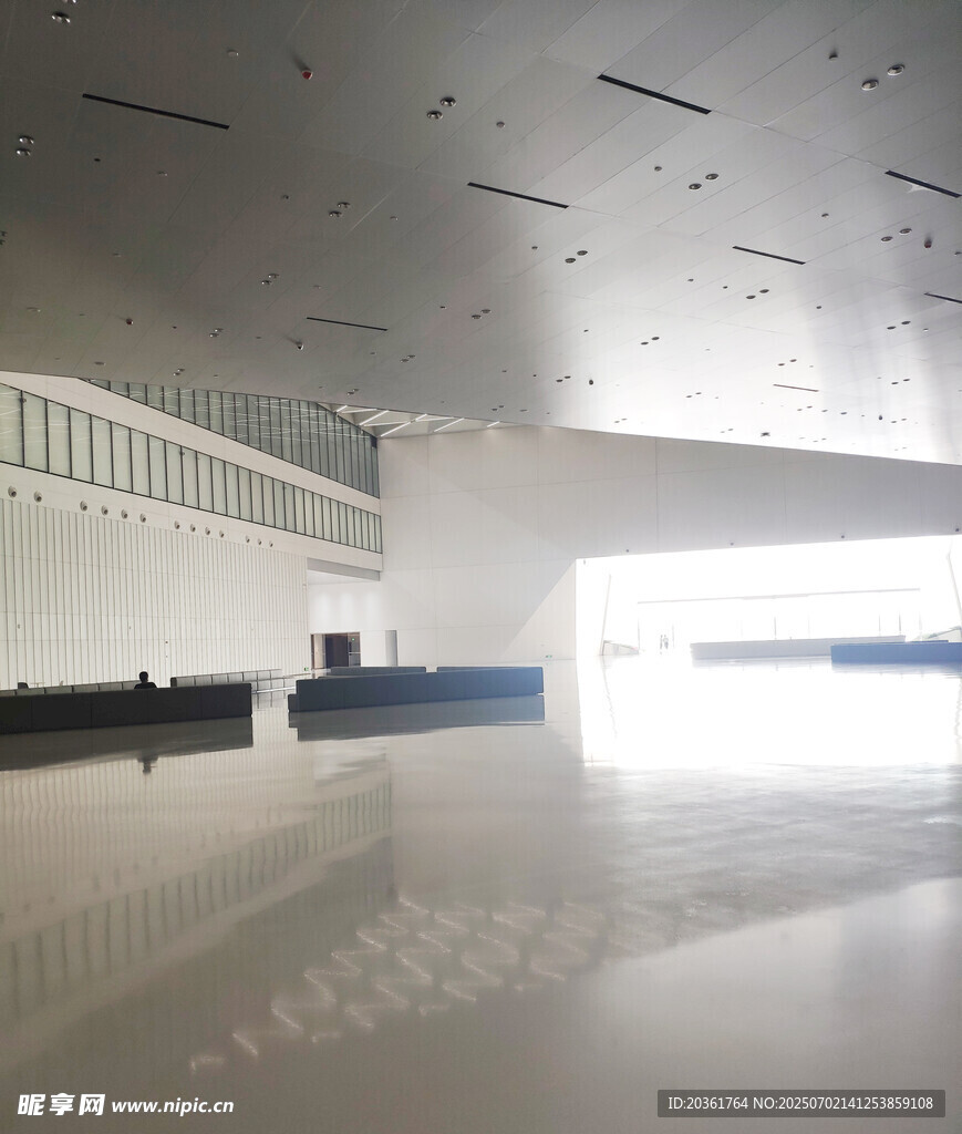 现代空旷室内办公空间场景