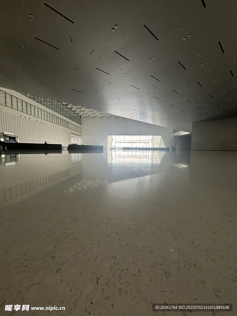 空旷现代的室内空间场景
