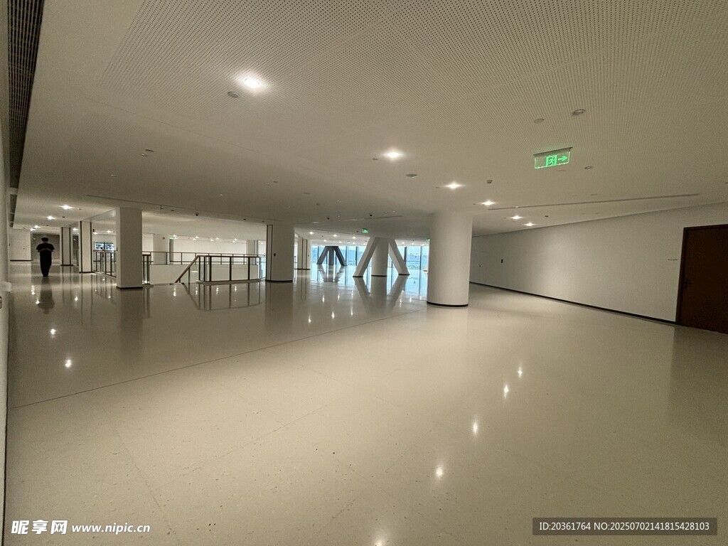 宽敞明亮的现代化室内空间