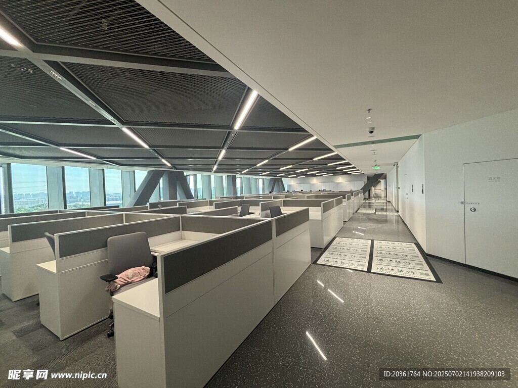现代开放式办公空间场景