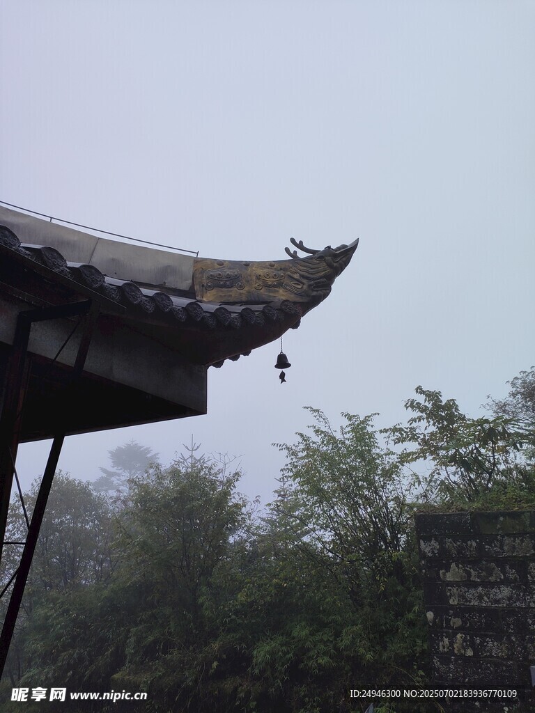 雾中古建筑屋檐一角