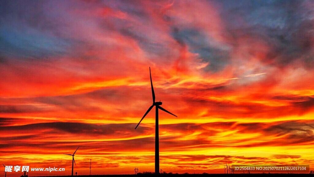 夕阳下的风力发电机美景