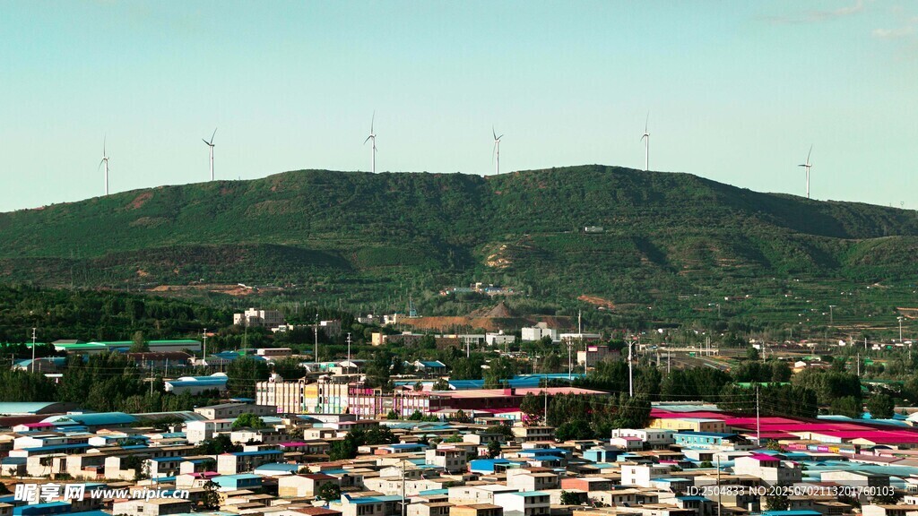 城市与远山间的风力发电景观