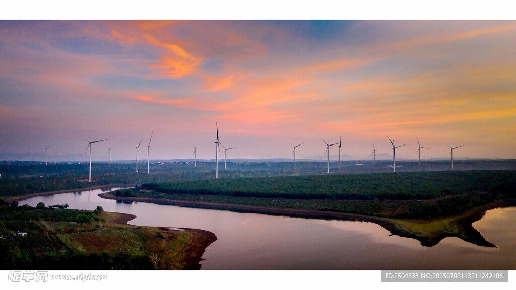 夕阳下的河畔风车美景
