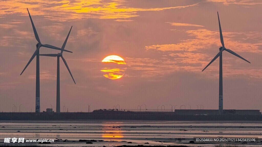 夕阳下的海上风力发电机组