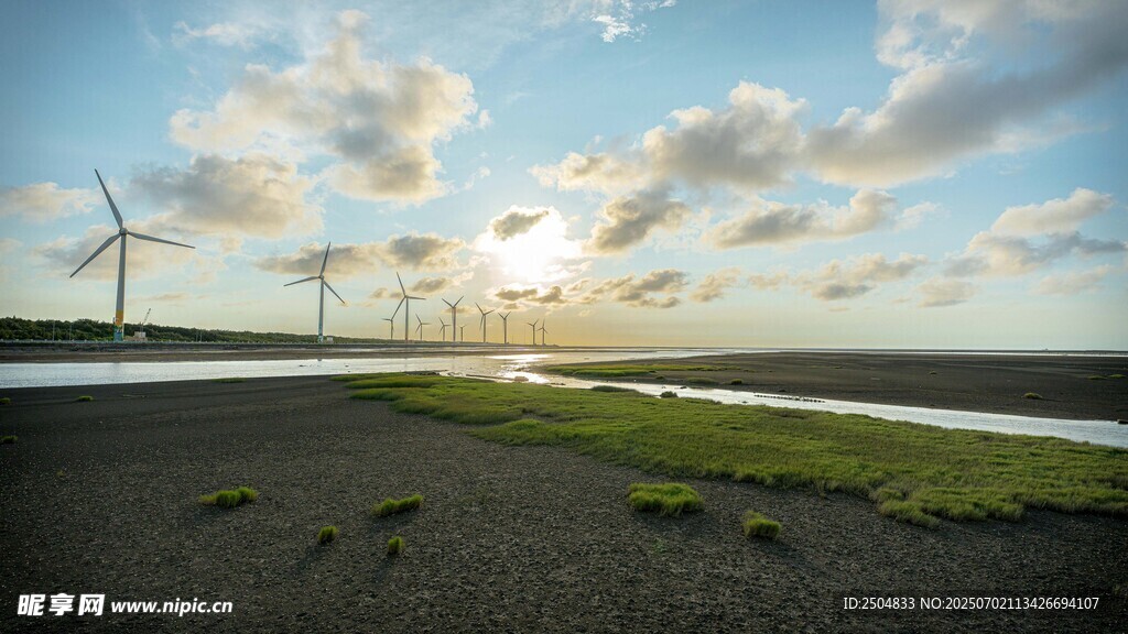 海边风车与日落美景