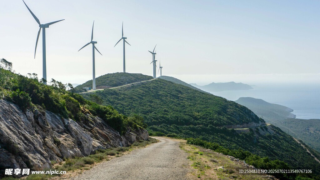 山间公路旁的风力发电机组
