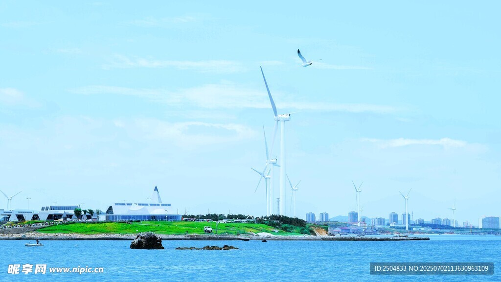 海边绿地与风车景观