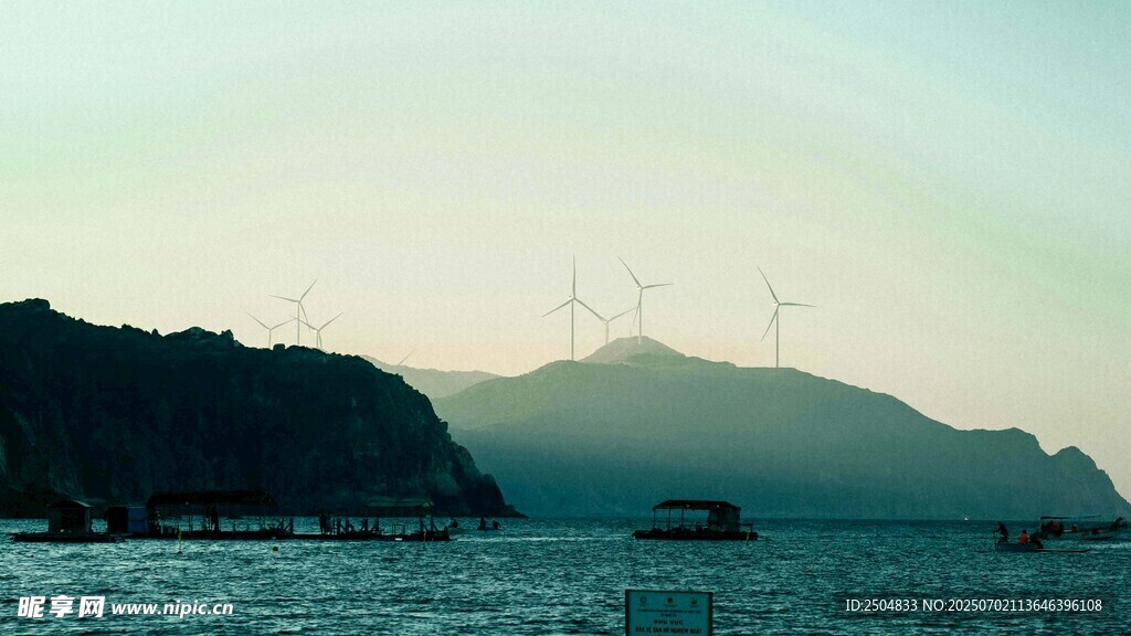 海上山峦与船只的景致