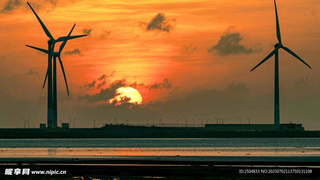 夕阳下的海上风力发电机组