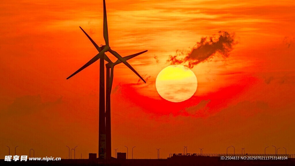 夕阳下的风力发电机