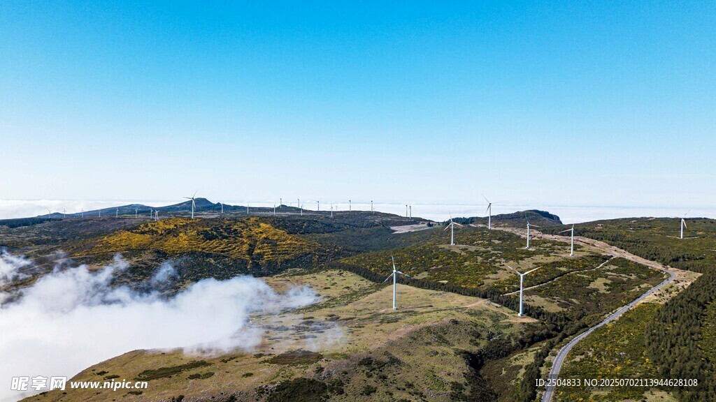 山间云海公路壮丽景观
