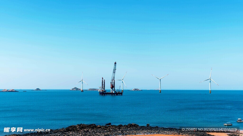 海上船只与远处风车景观
