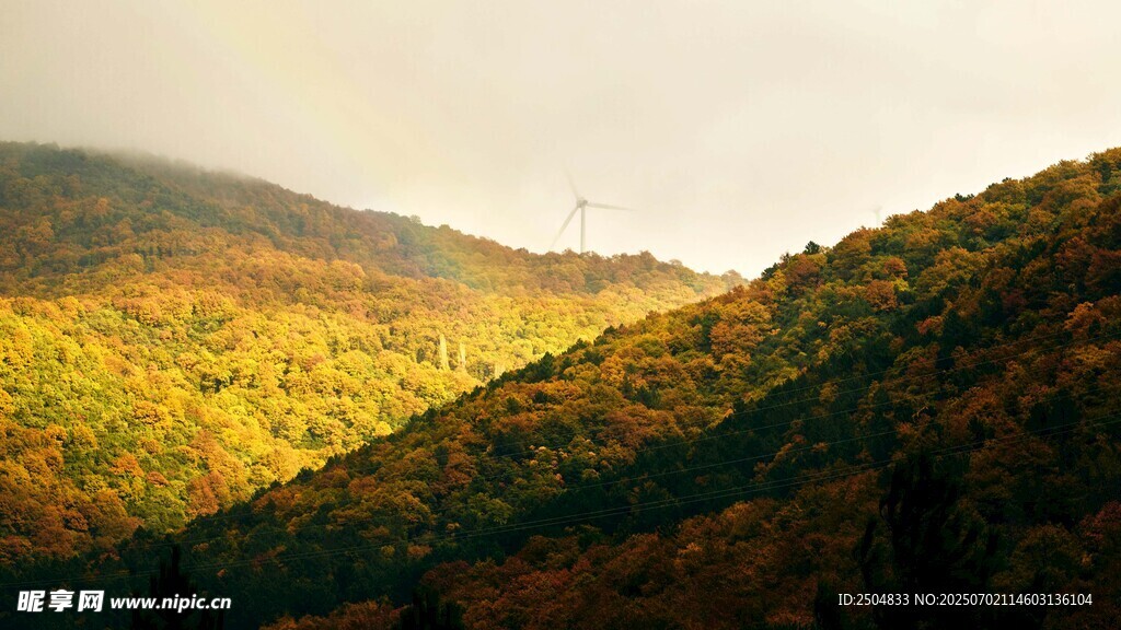 秋日山峦美景