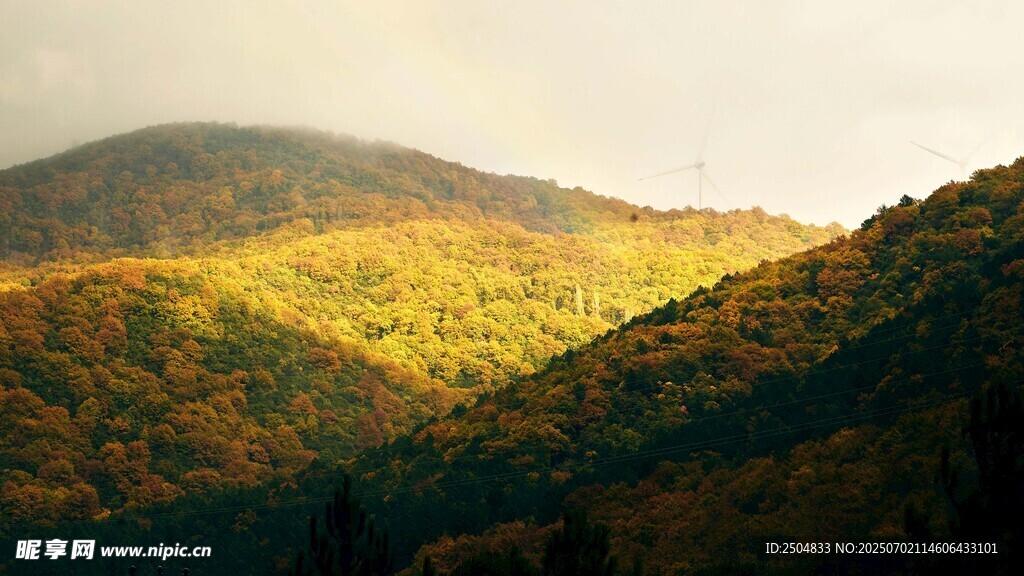 秋日山峦美景