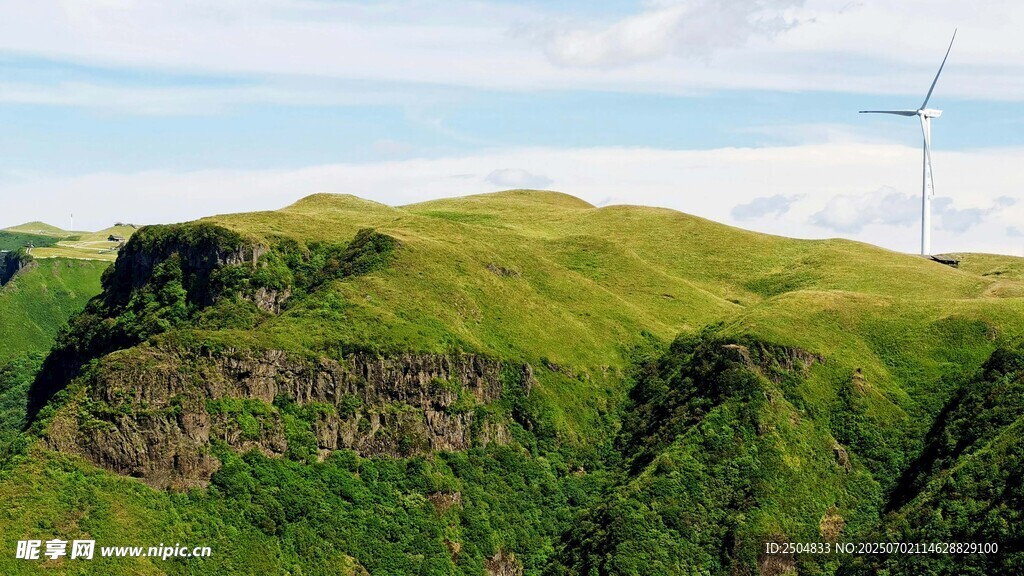 绿色山峦间的风力发电景观