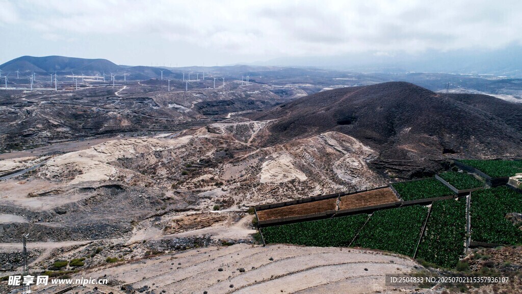俯瞰壮丽山地田园景观
