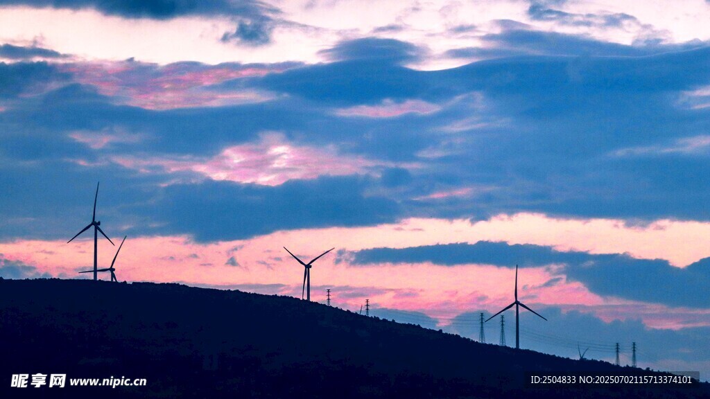 夕阳下的风力发电场