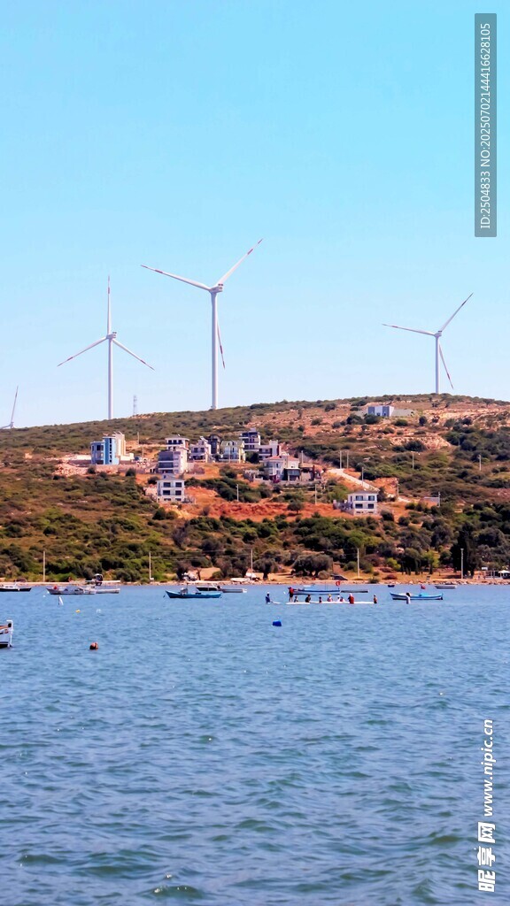 海滨风光与风力发电景观