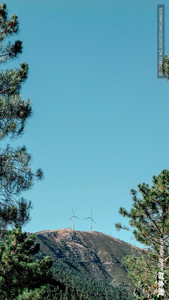 蓝天绿树环绕的山峦