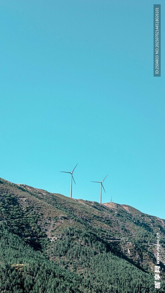 山坡上的风力发电机