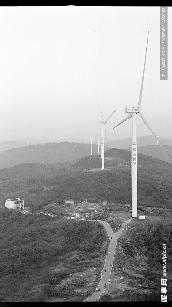 空中俯瞰山地风力发电机组
