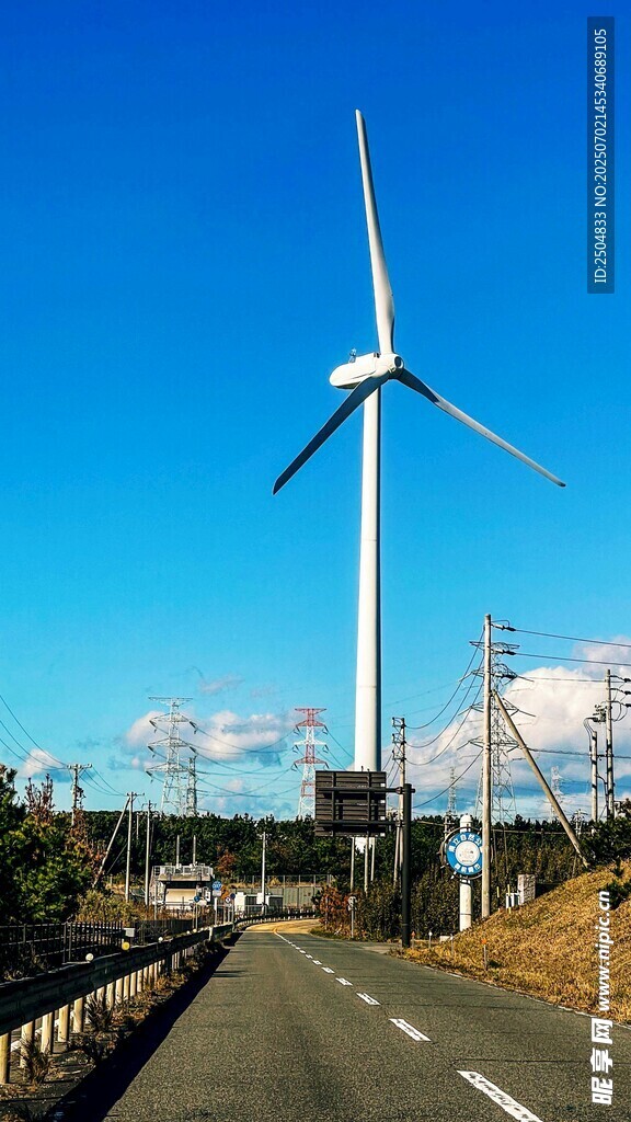公路旁的风力发电机