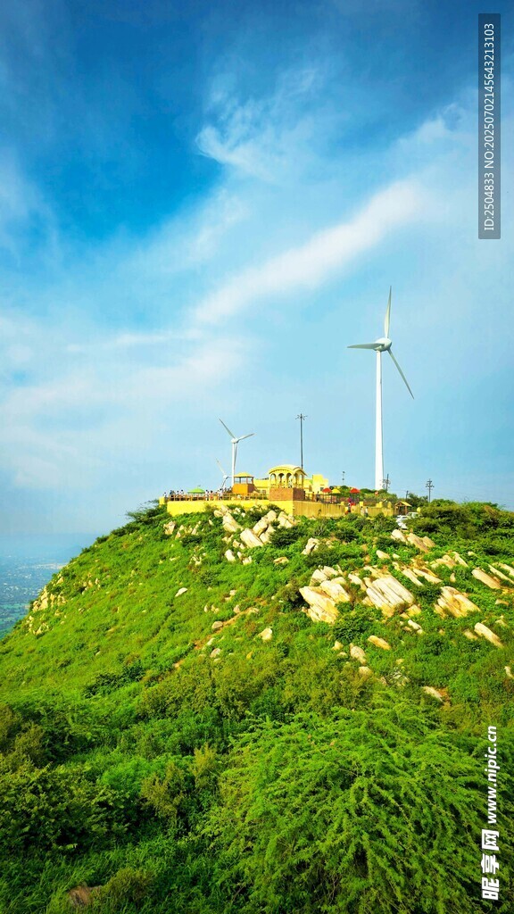 山顶风车与葱郁草地