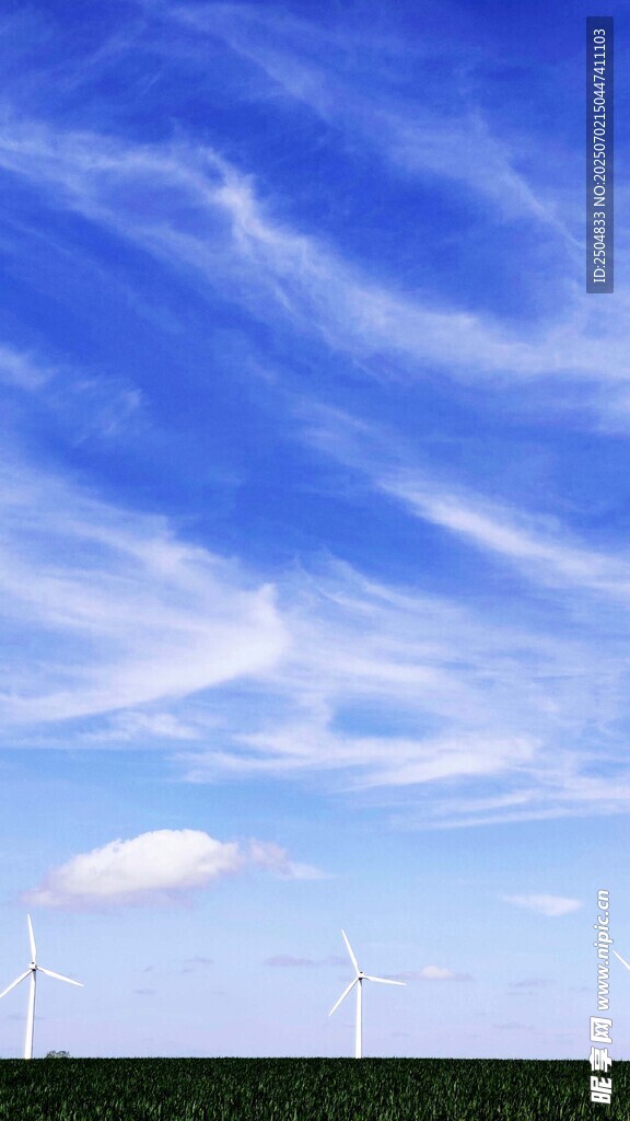 蓝天风车美景