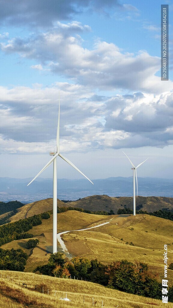 山间风力发电机组景观
