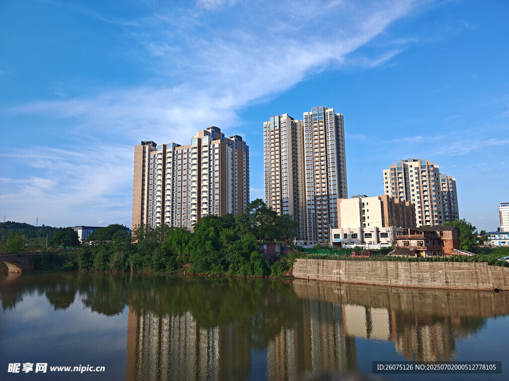 河畔高楼映蓝天美景