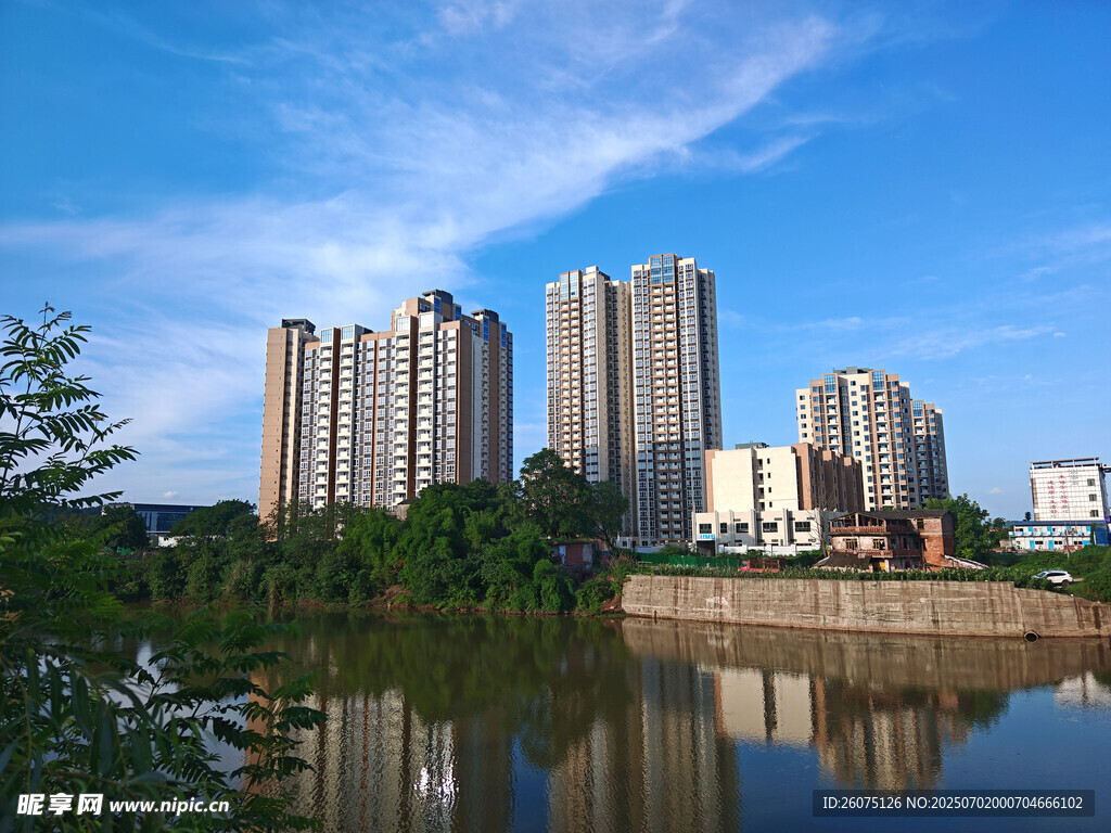 河畔高楼景观