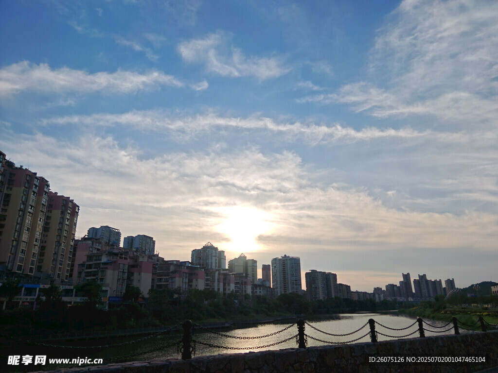 城市河畔日落美景