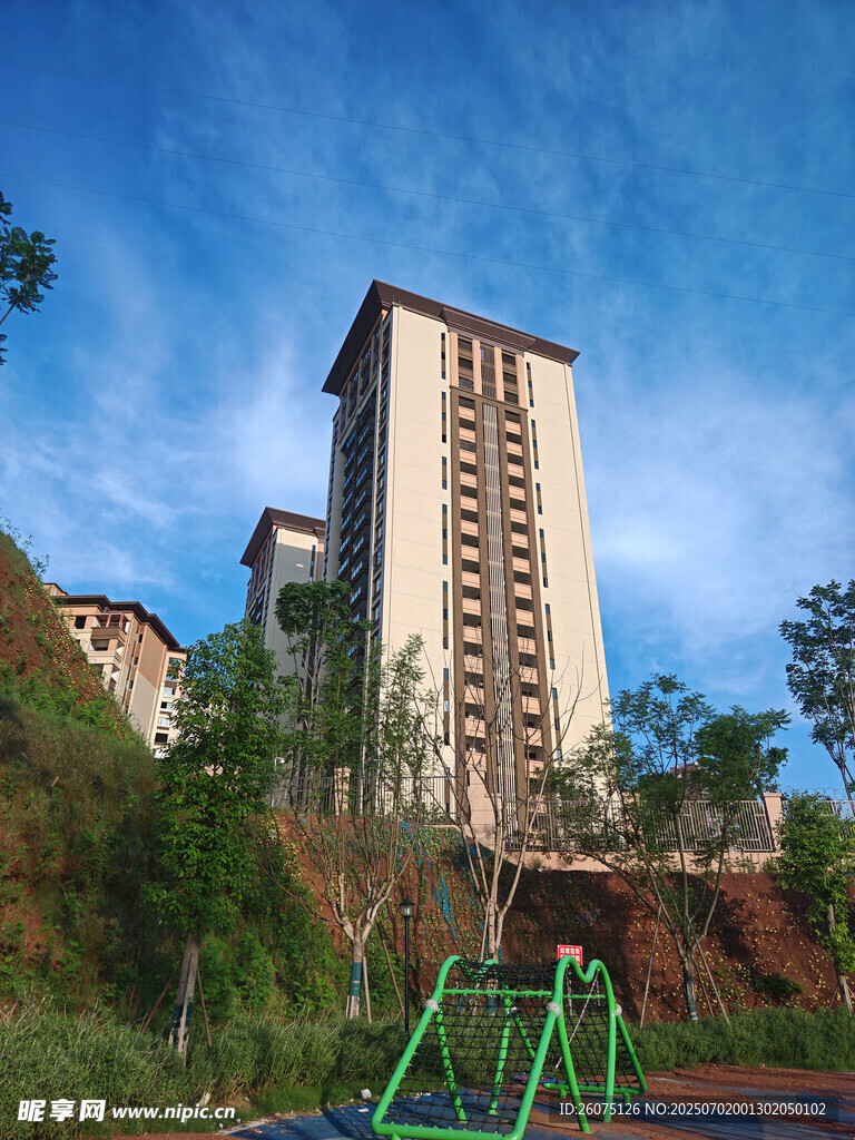 高层住宅旁的户外休闲场景