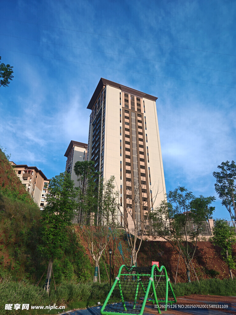 高层住宅旁的户外游乐场景