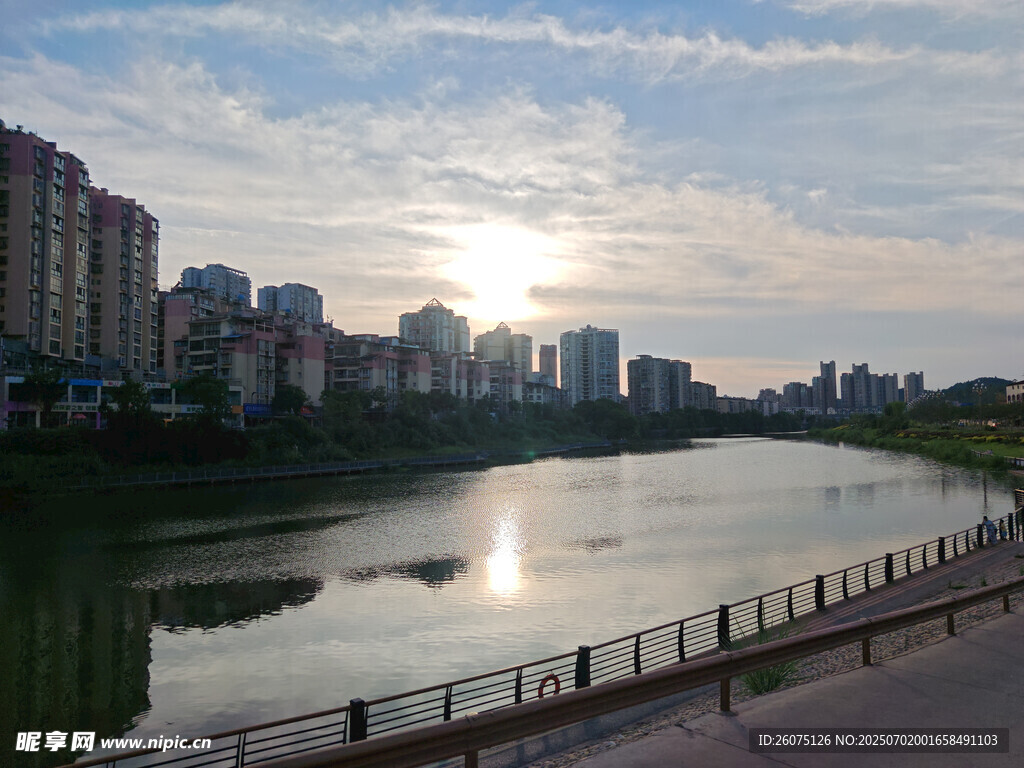 河畔城市日落美景